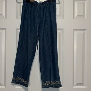 AMI cute denim capris with floral stitched straight hem